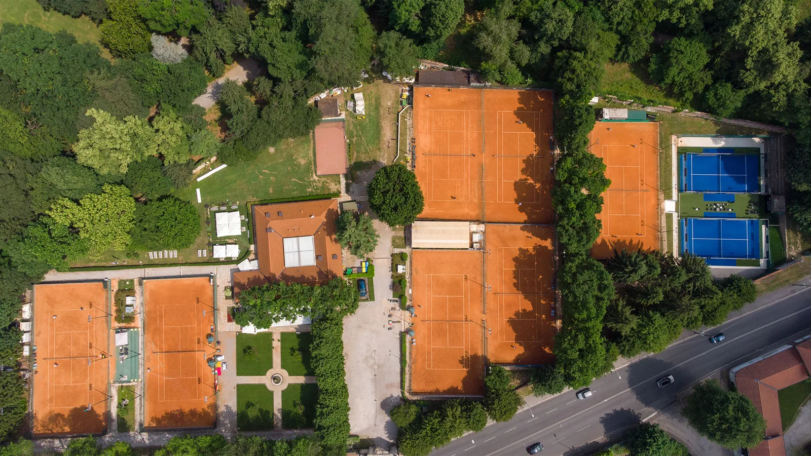 Vista aerea dei campi e del verde che circonda il club