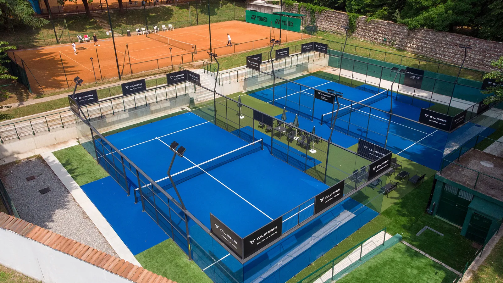 Vista aerea dei campi da tennis e padel