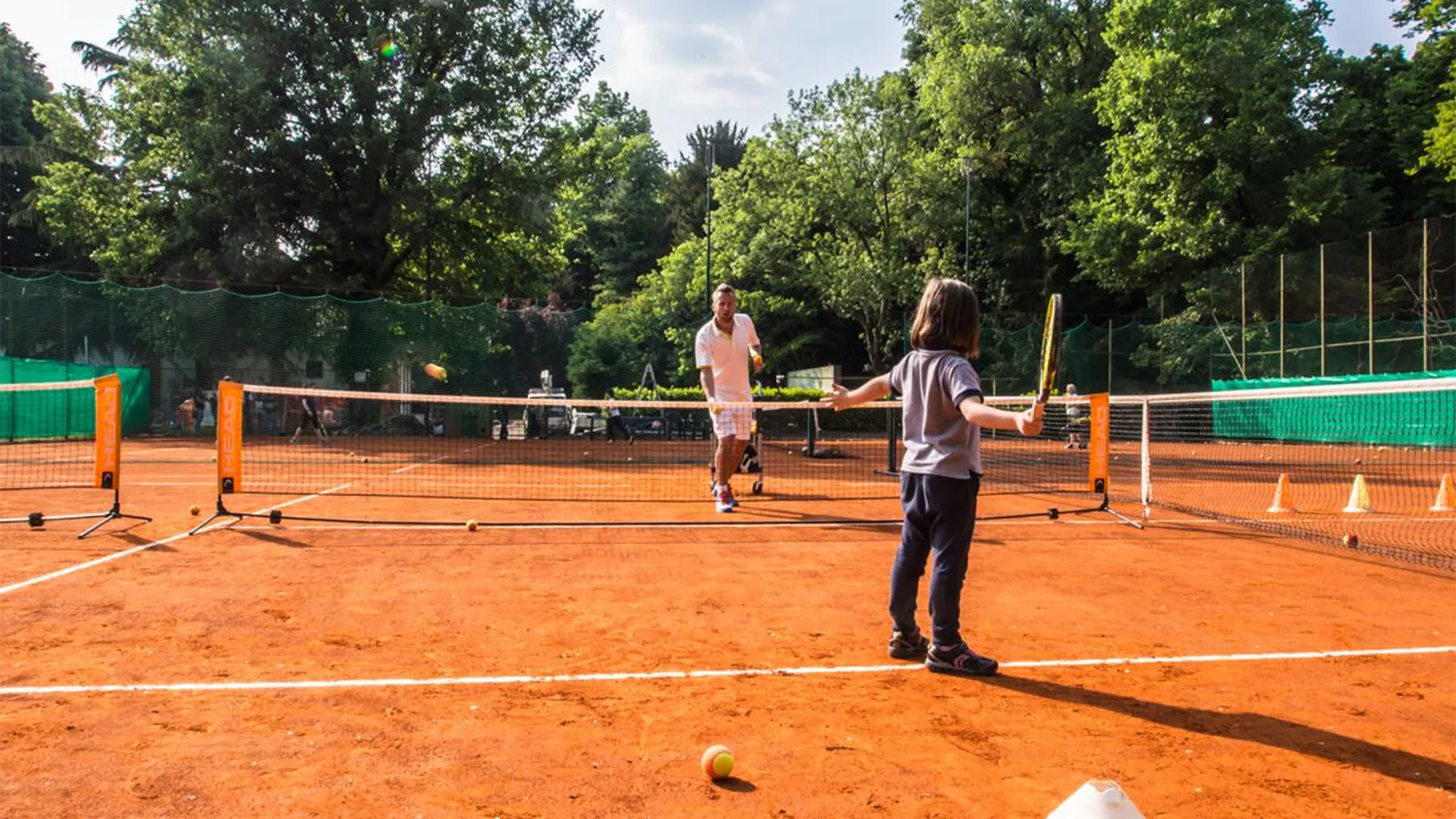 I campi in terra rossa del Villa Reale Tennis, immersi nel verde del Parco di Monza